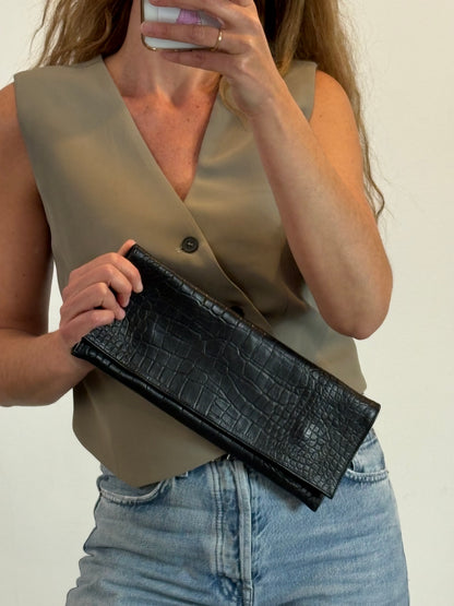 VERDE ESMERALDA . Cartera de mano negra troquelada