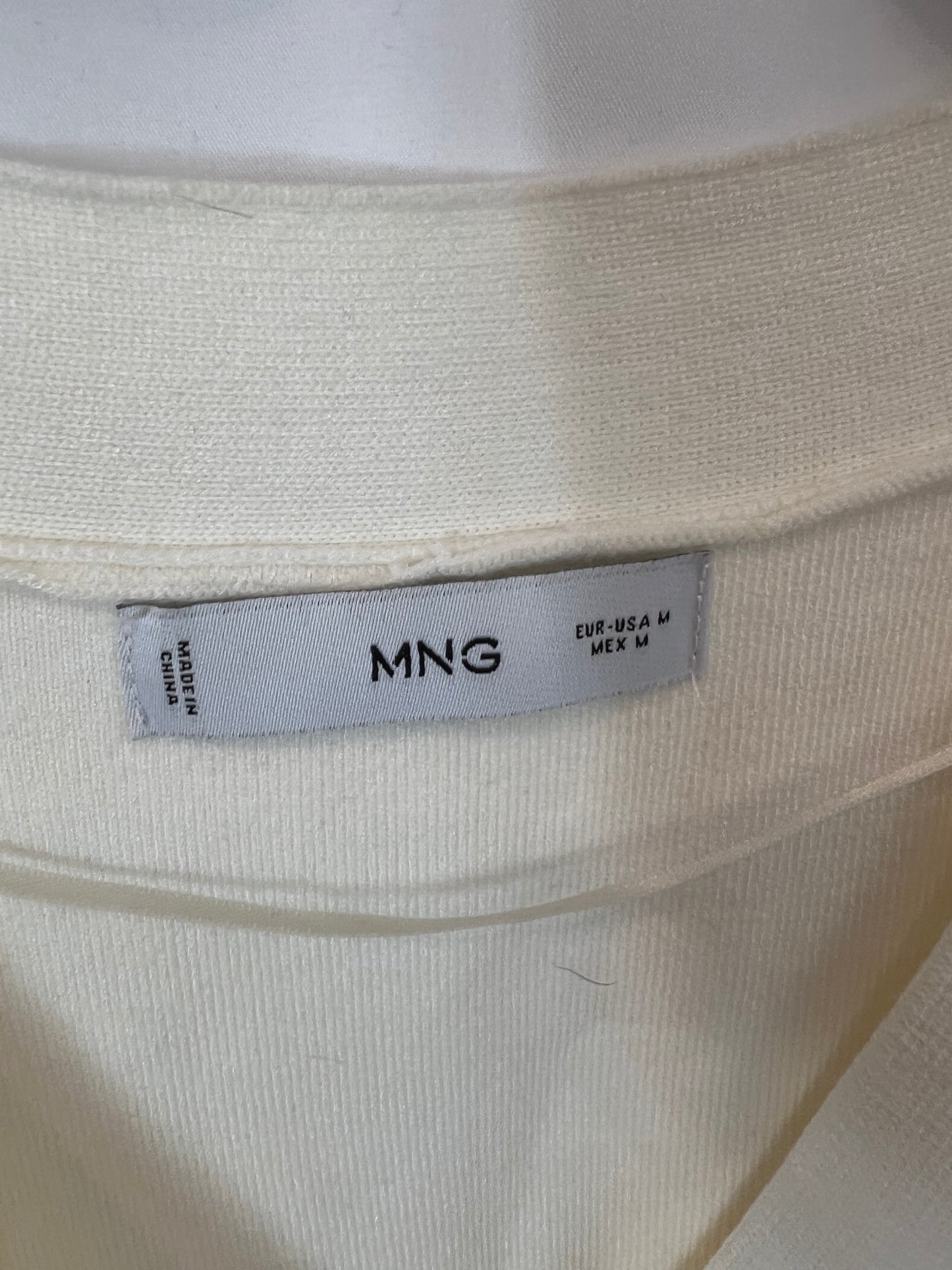 MANGO. Cárdigan color crudo detalle botones. T M