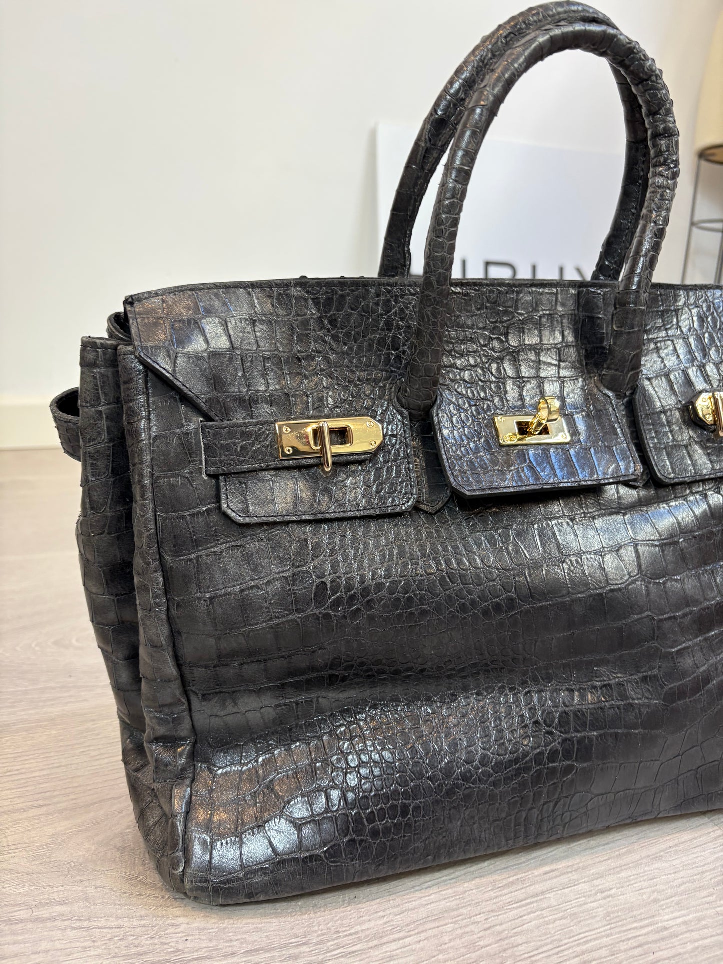 OTRAS. Bolso de mano gris piel