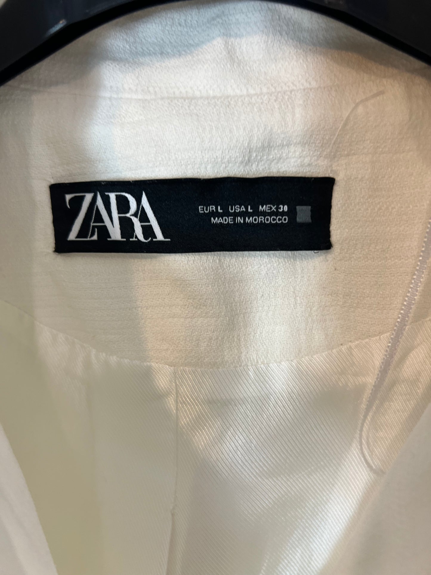 ZARA. Chaqueta bolsillos color cruido y botones dorados T.l