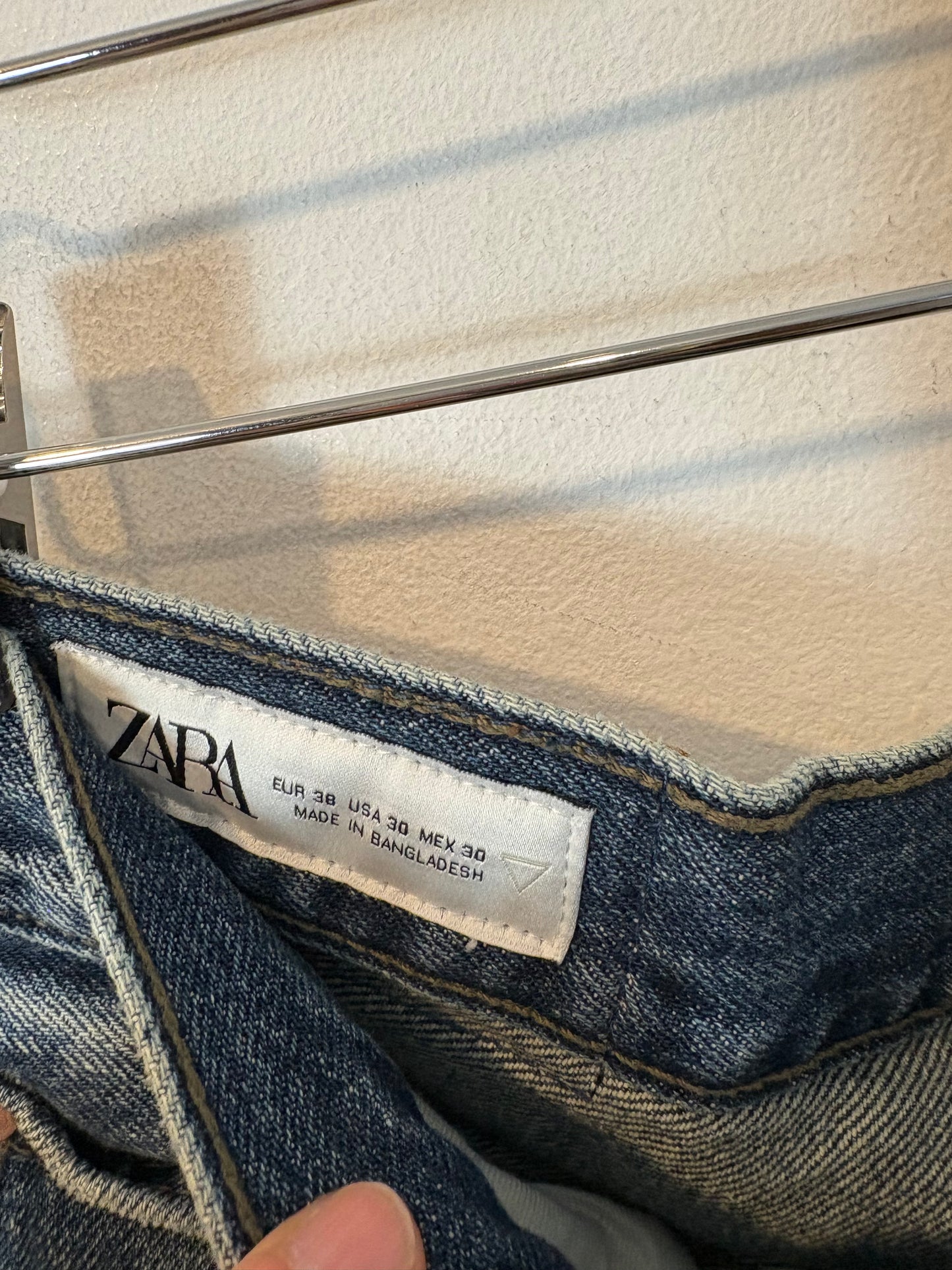 ZARA. Denim tiro medio abotonado