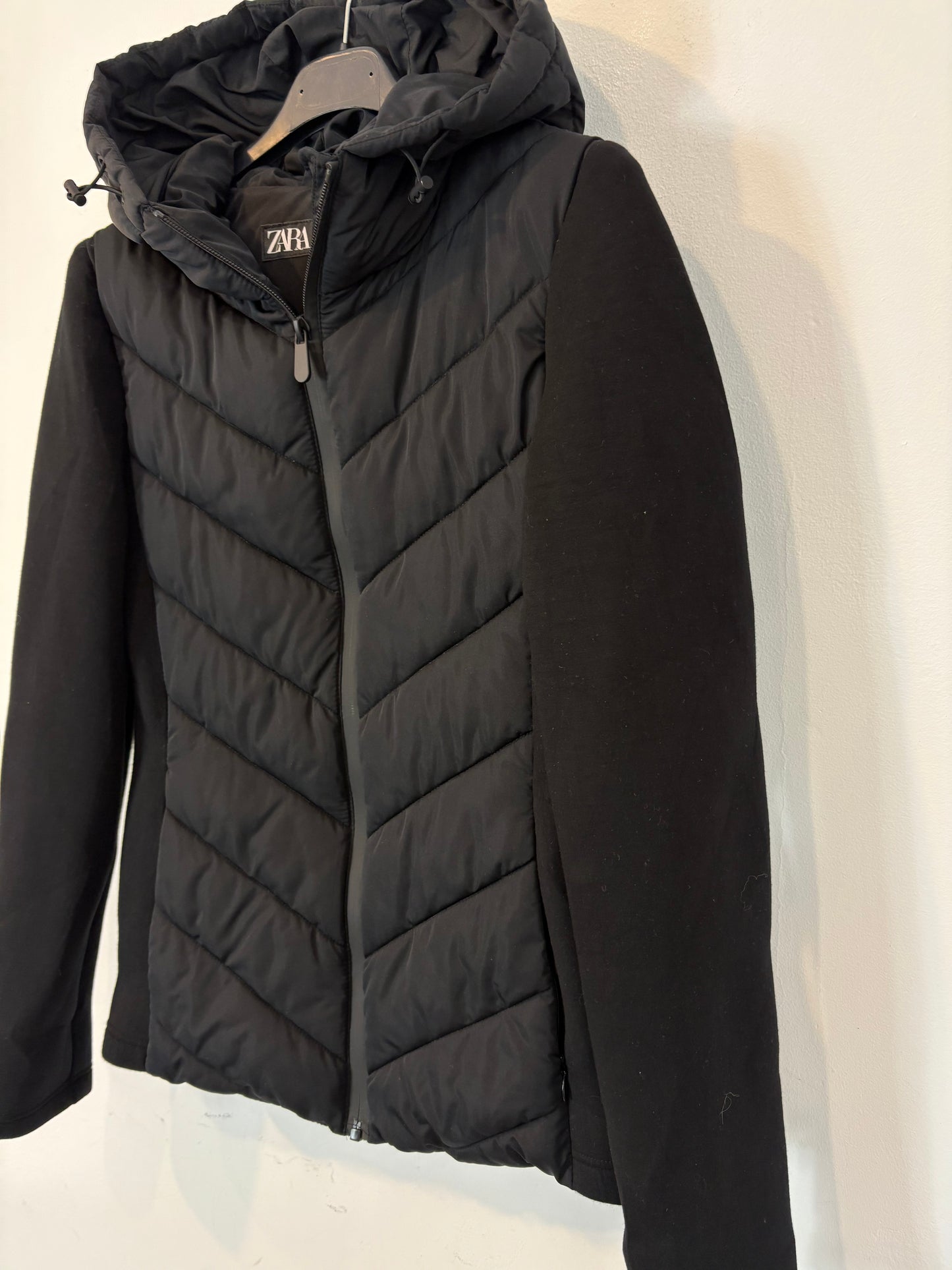 ZARA. Chaqueta negra acolchada neopreno