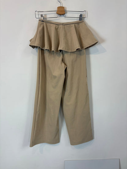 ZARA. Pantalón beige detalle volante