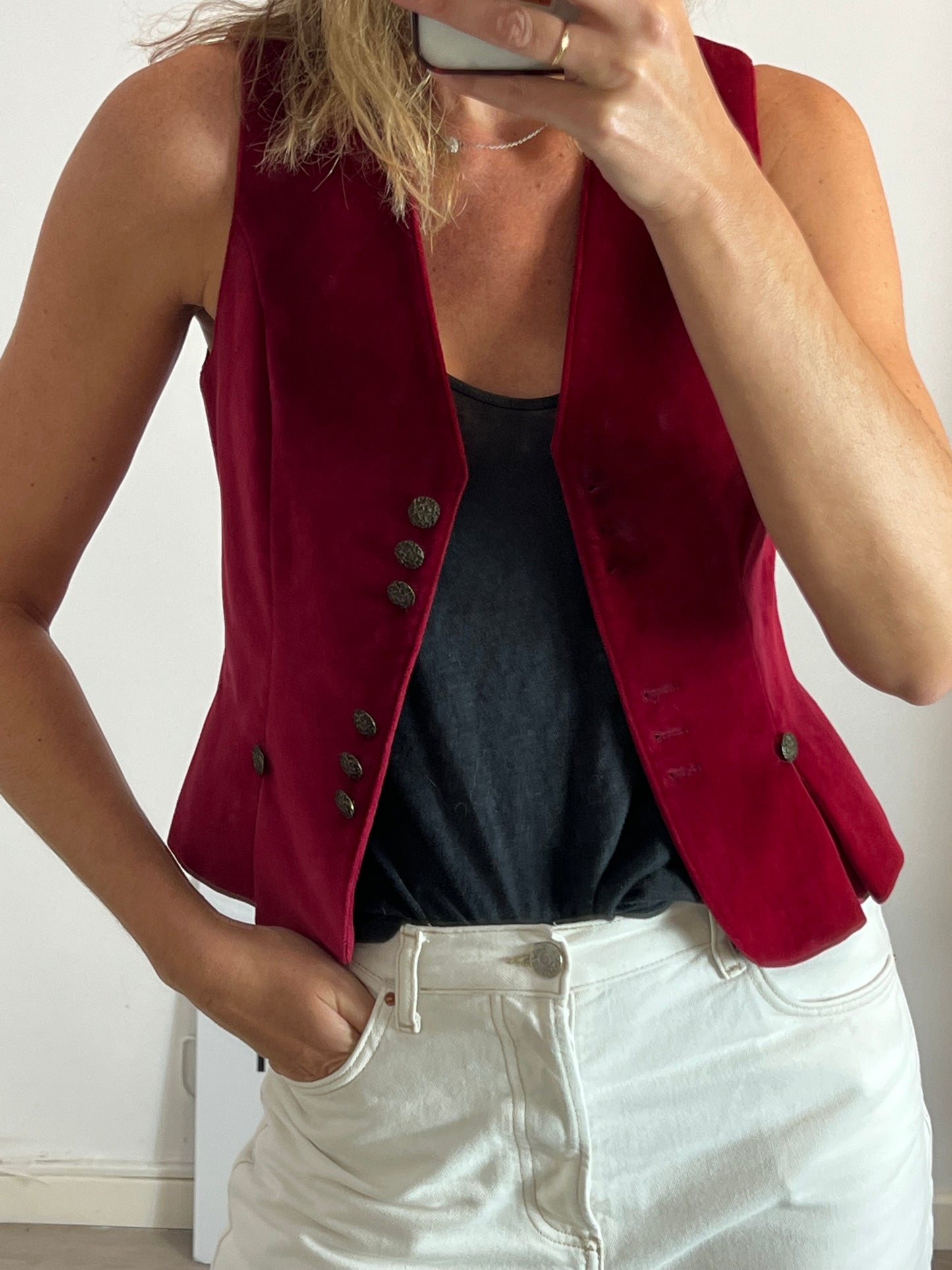 TBA. Chaleco terciopelo burdeos T.36