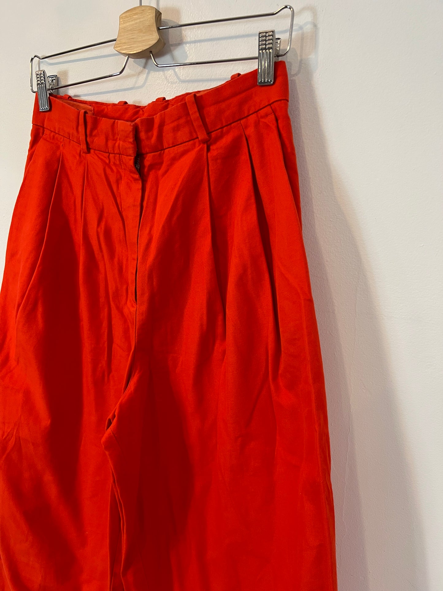 COS. Red pleated trousers S.34