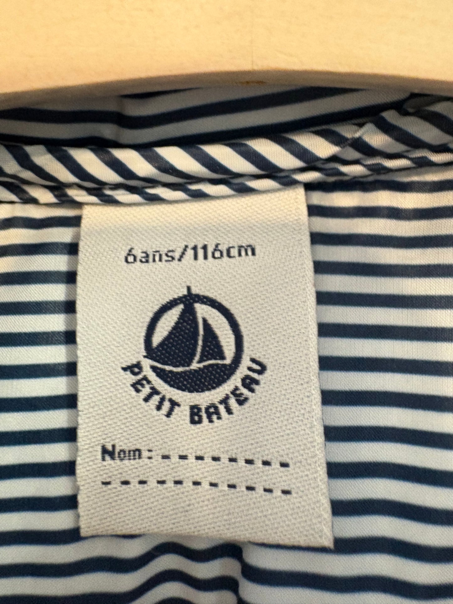 PETIT BATEAU. Chaleco azul acolchado. T 6 años