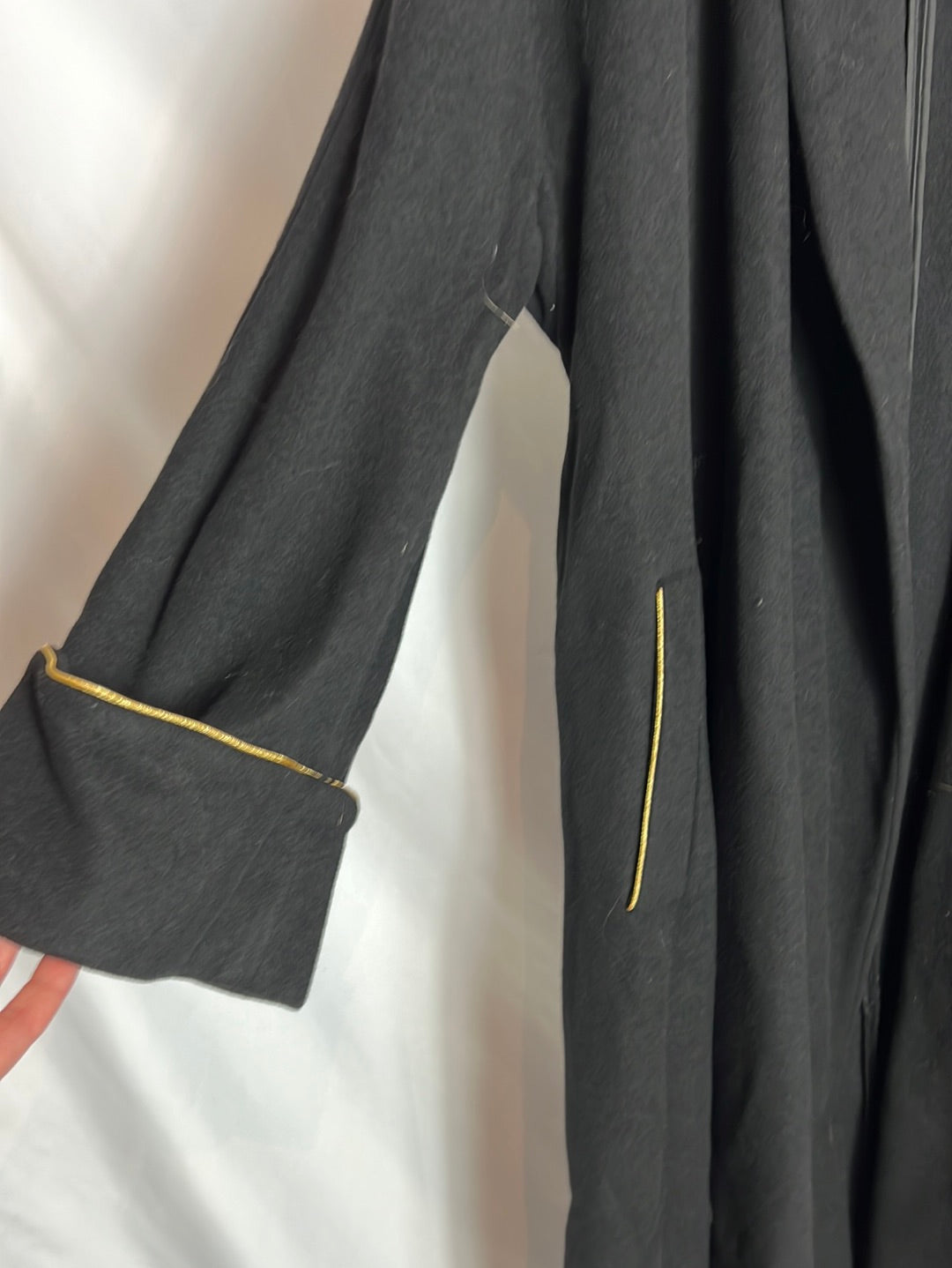 OTRAS. Abrigo largo negro detalles dorados. T S/M