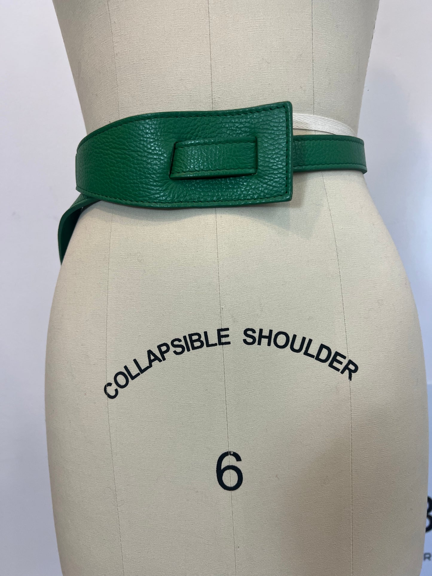 OTRAS. Cinturón verde ajustable