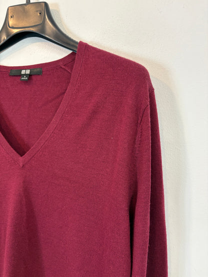 UNIQLO. Burgundy wool V-neck sweater. TS