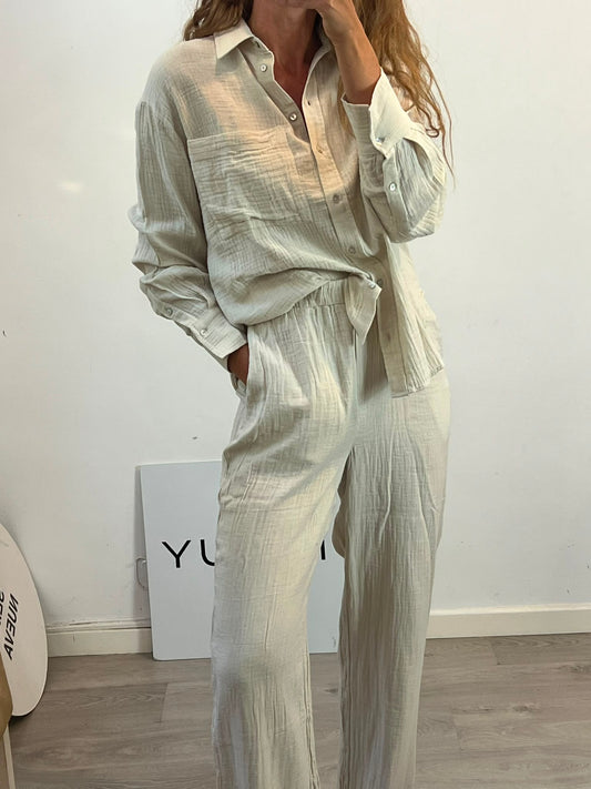 MANGO. Total look beige algodón