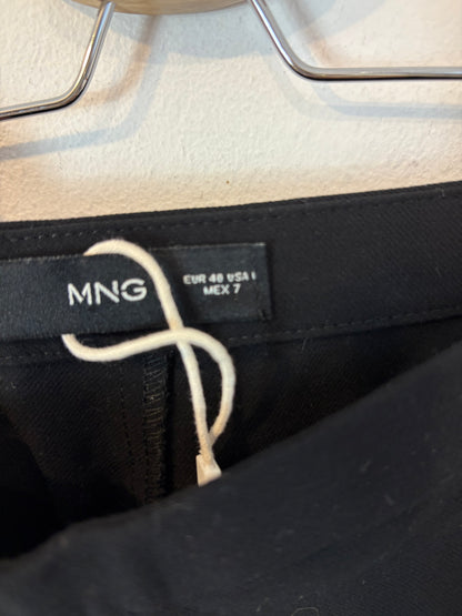 MANGO. Pantalón negro de vestir acampando