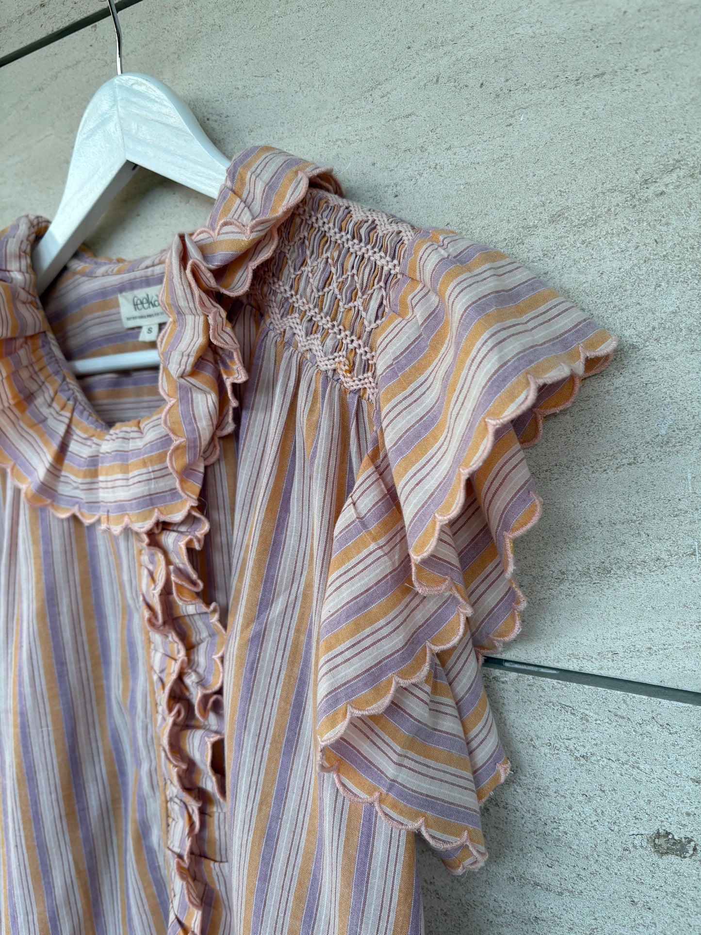 FEEKA. Blusa rayas y volante