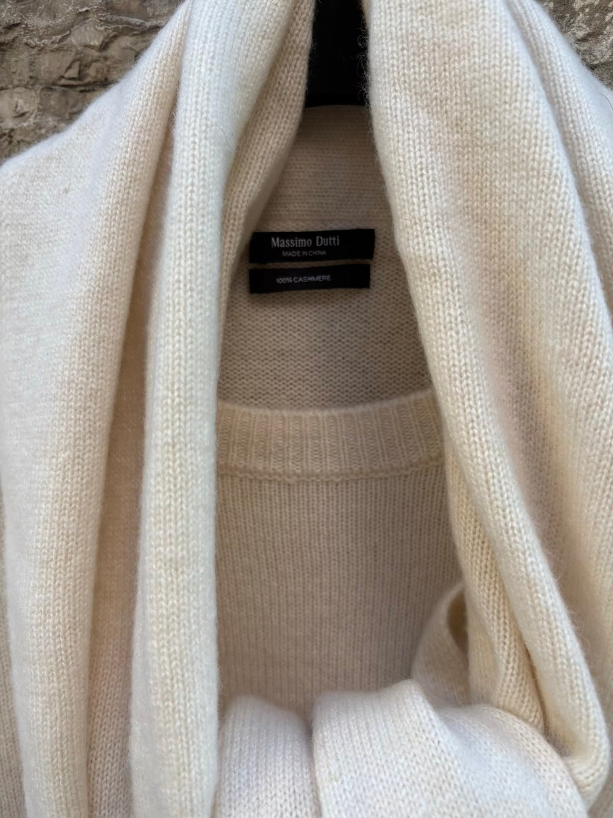 MASSIMO DUTTI. Jersey cashmere color crudo bufanda