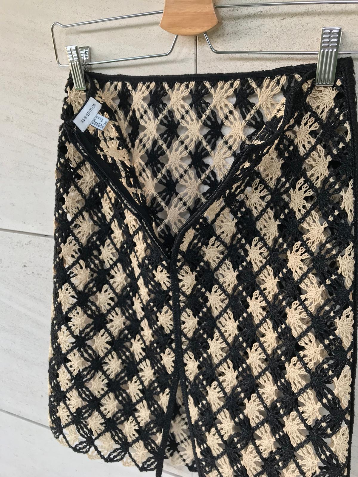 H&M EDITION. Falda croché textura beige y negra