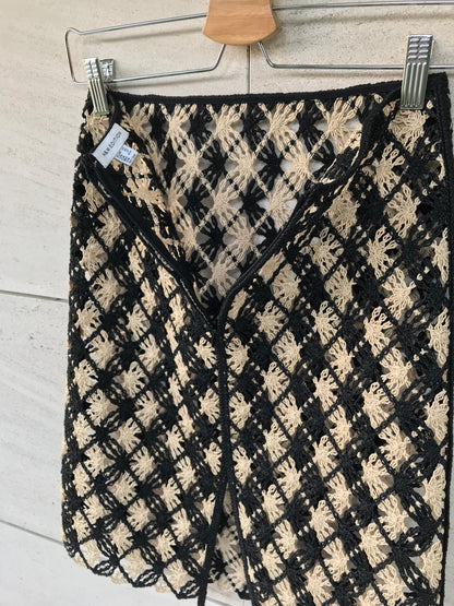 H&M EDITION. Falda croché textura beige y negra