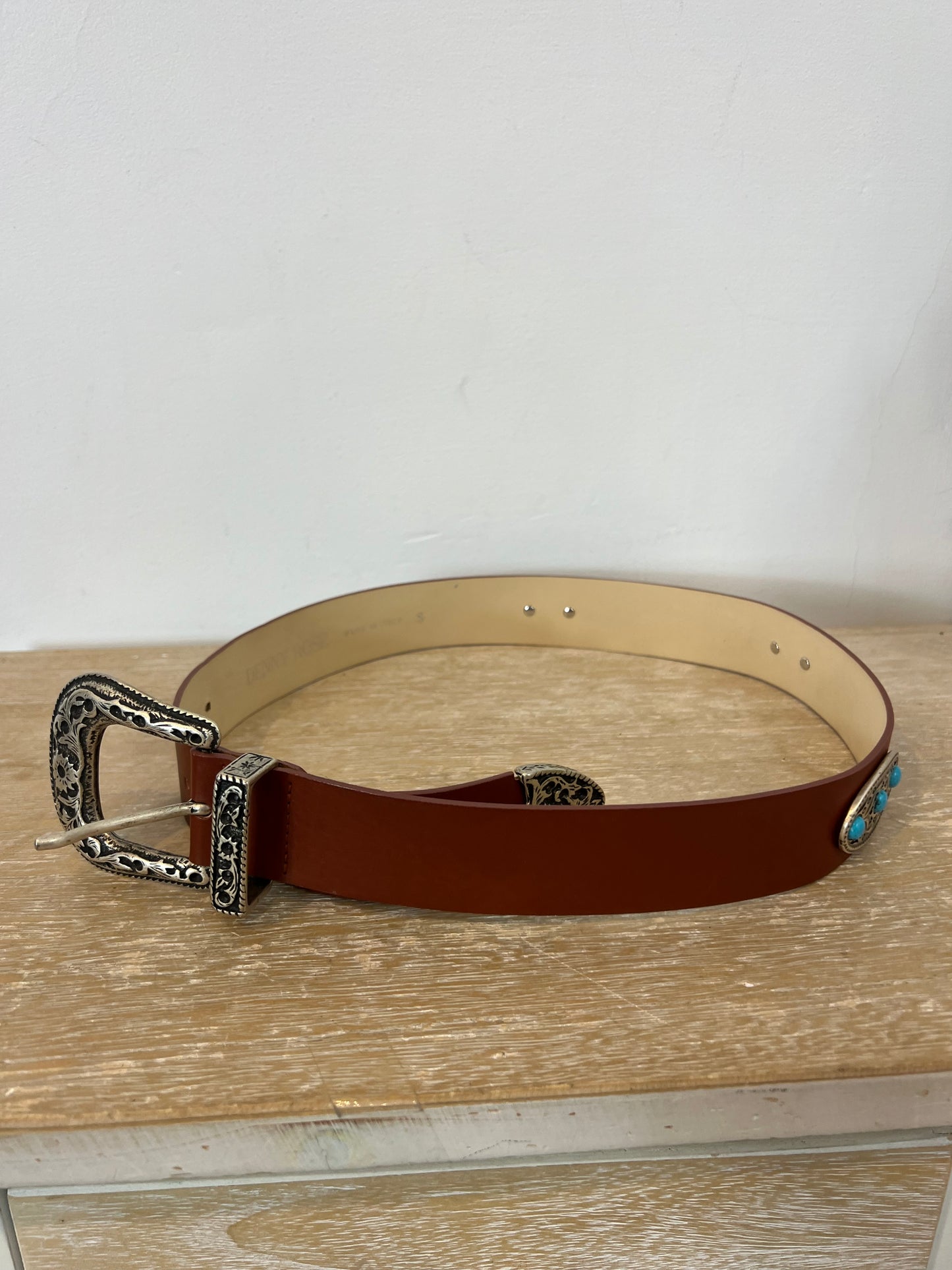 DENNY ROSE. Cinturón piel marrón piedras turquesa. T S