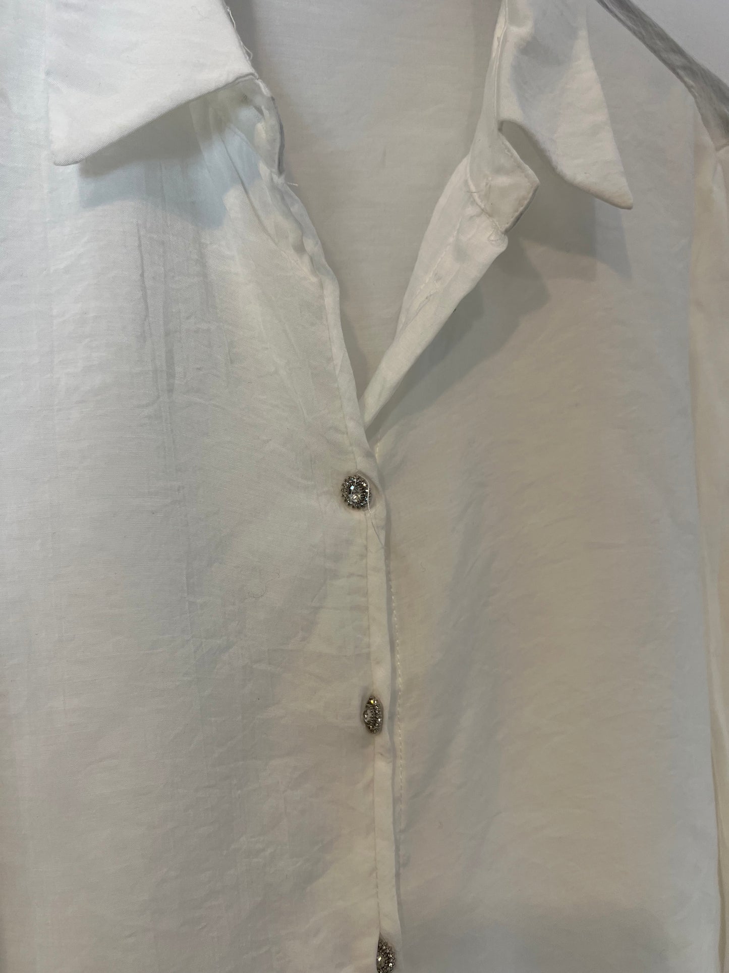 TINTORETTO. Blusa blanca botones joya