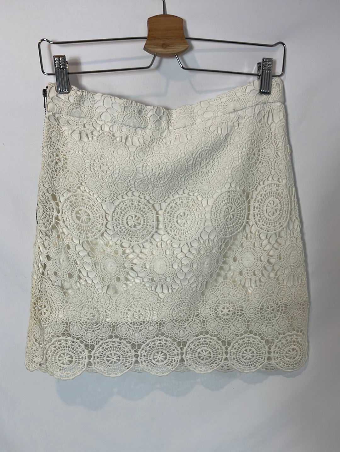ZARA. Falda corta blanca crochet. T M