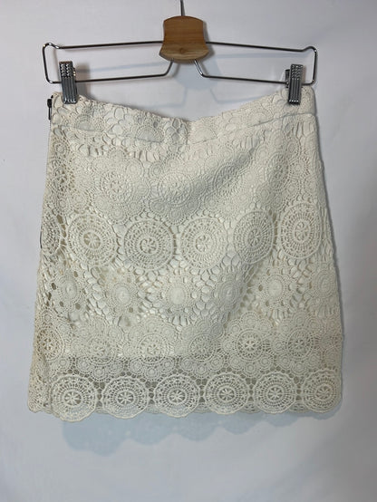 ZARA. Falda corta blanca crochet. T M