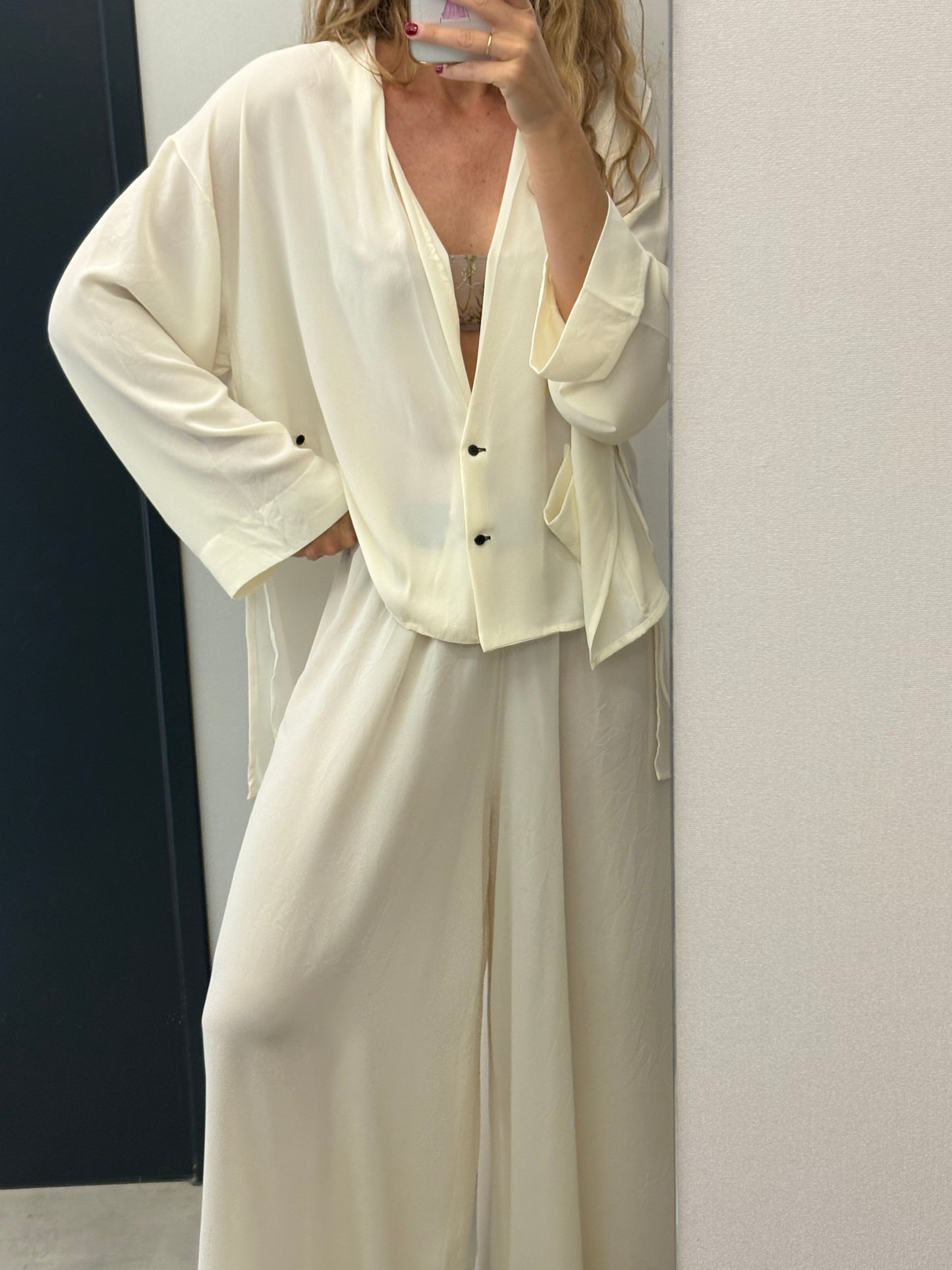 MARIA CALDERARA. Total look fluido color crudo