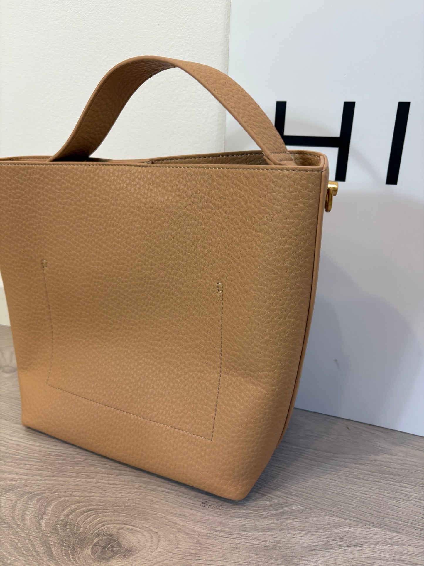 OTRAS. Bolso beige doble asa mediano