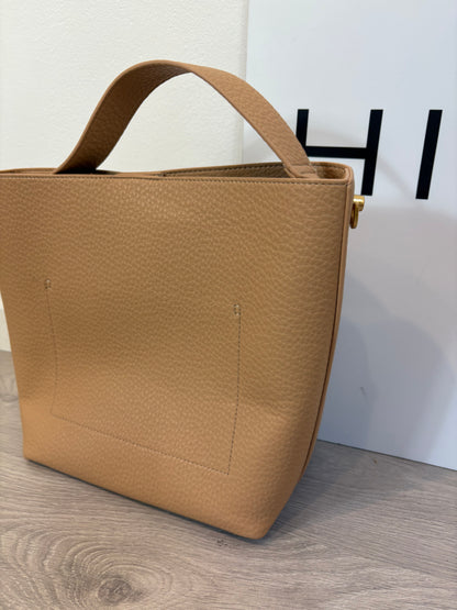 OTRAS. Bolso beige doble asa mediano