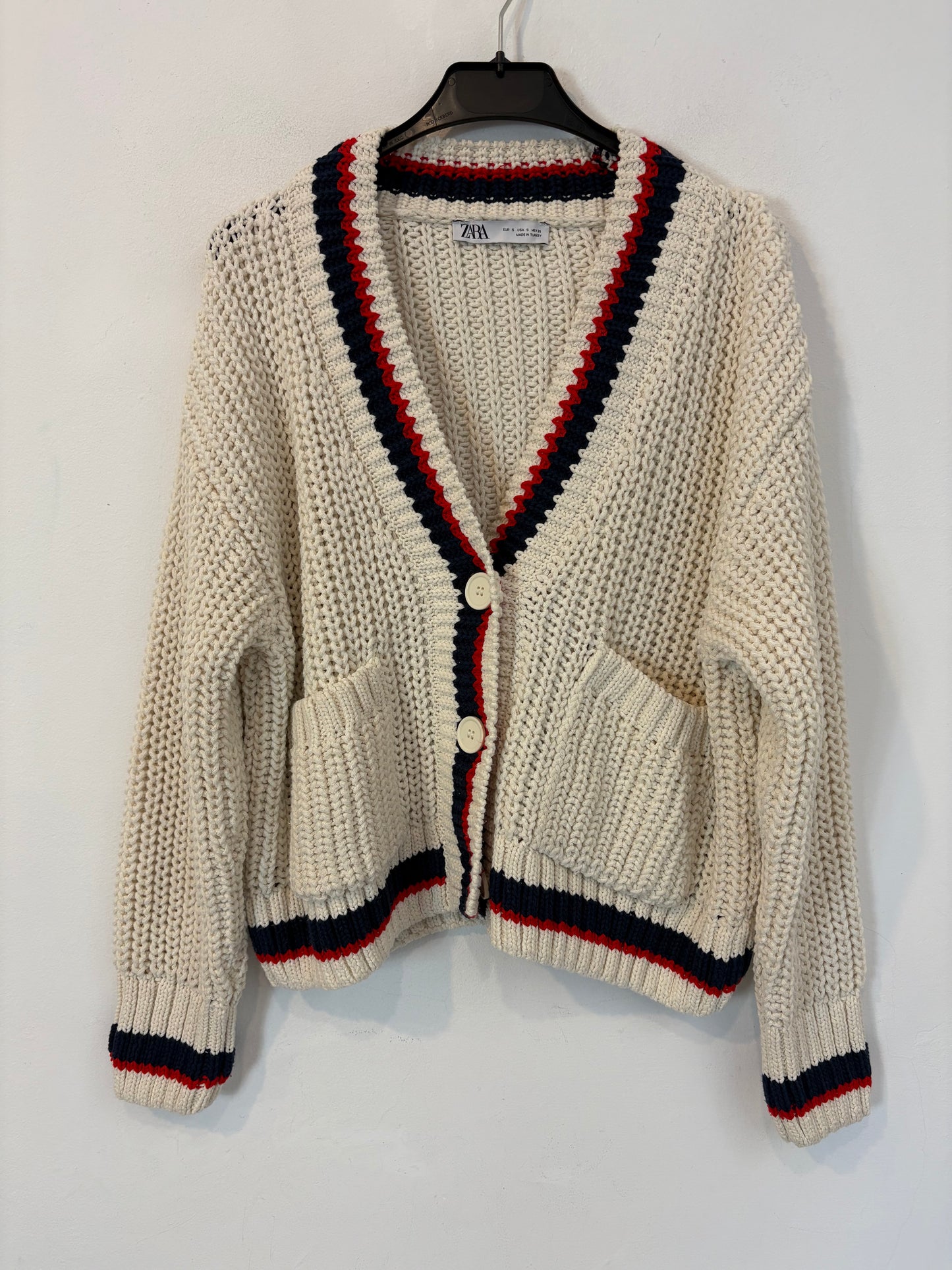 ZARA. Chaqueta punto beige rayas