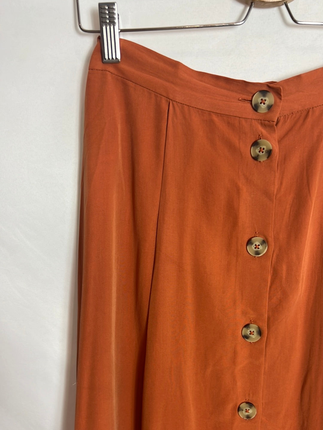 MANGO. Falda midi abotonada color caldera. TS