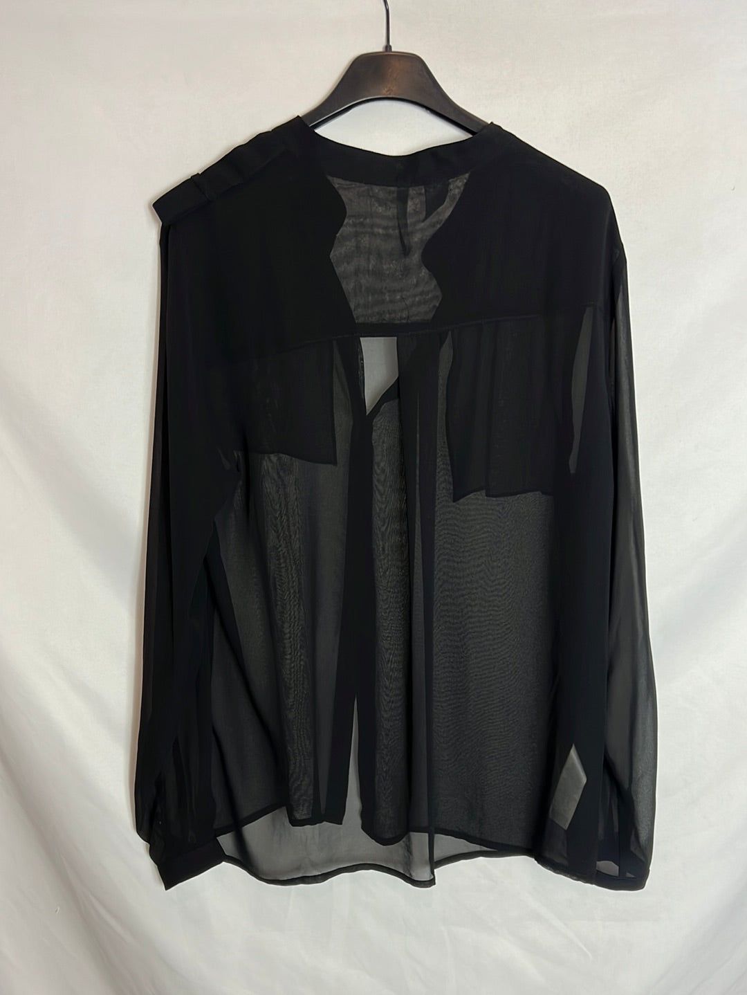 MANGO. Blusa negra semi transparente. T M