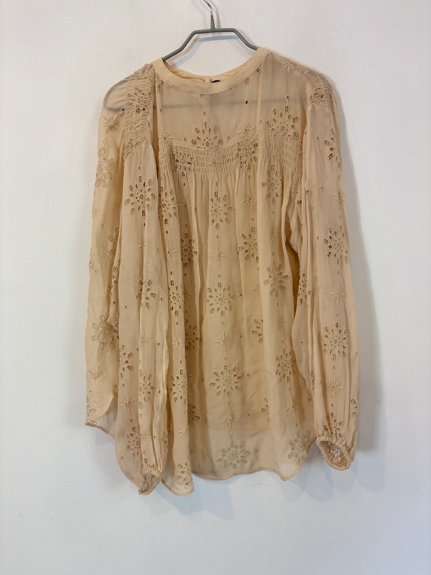 ZARA. Blusa beige bordados vaporosa