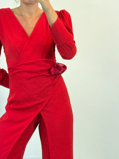 CONCHITA SAIZ. Mono largo rojo efecto vestido