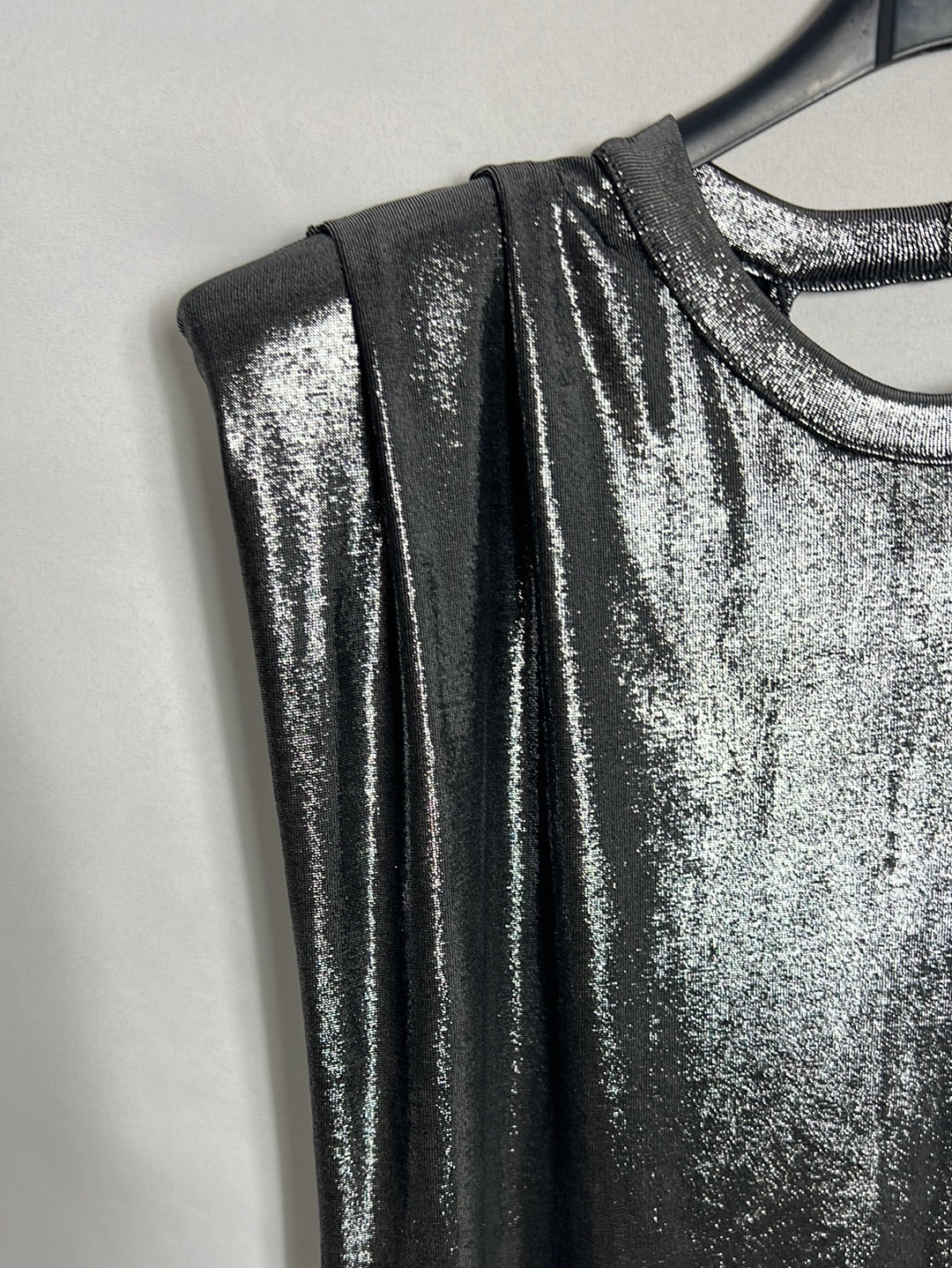 BERSHKA. Top fluido plateado hombreras. T S