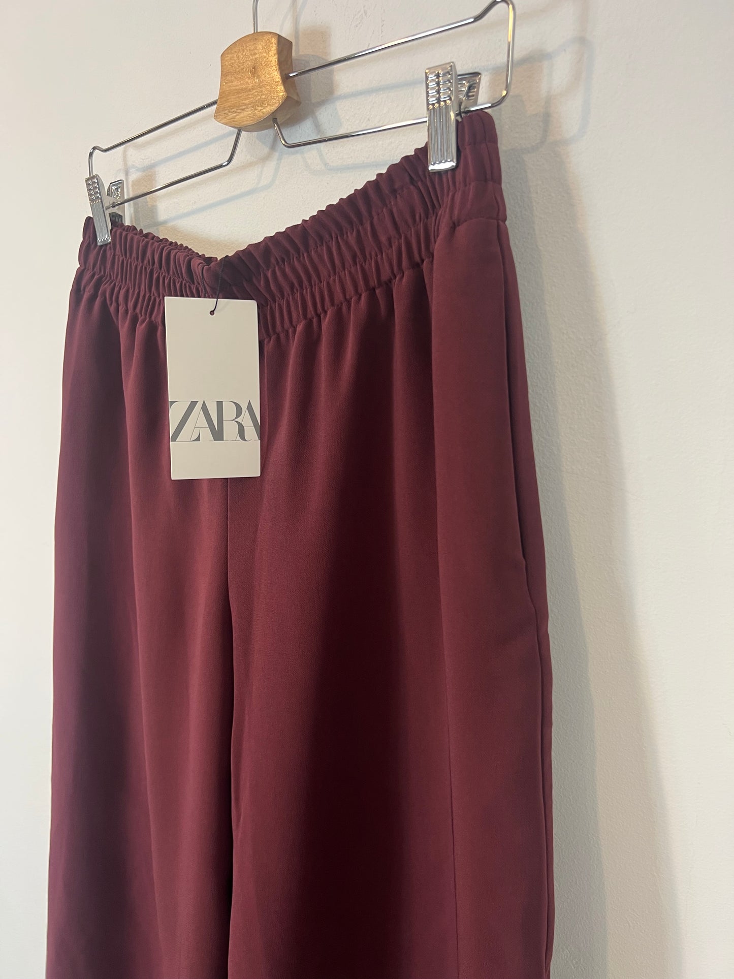 ZARA. Total look fluido burdeos. T M