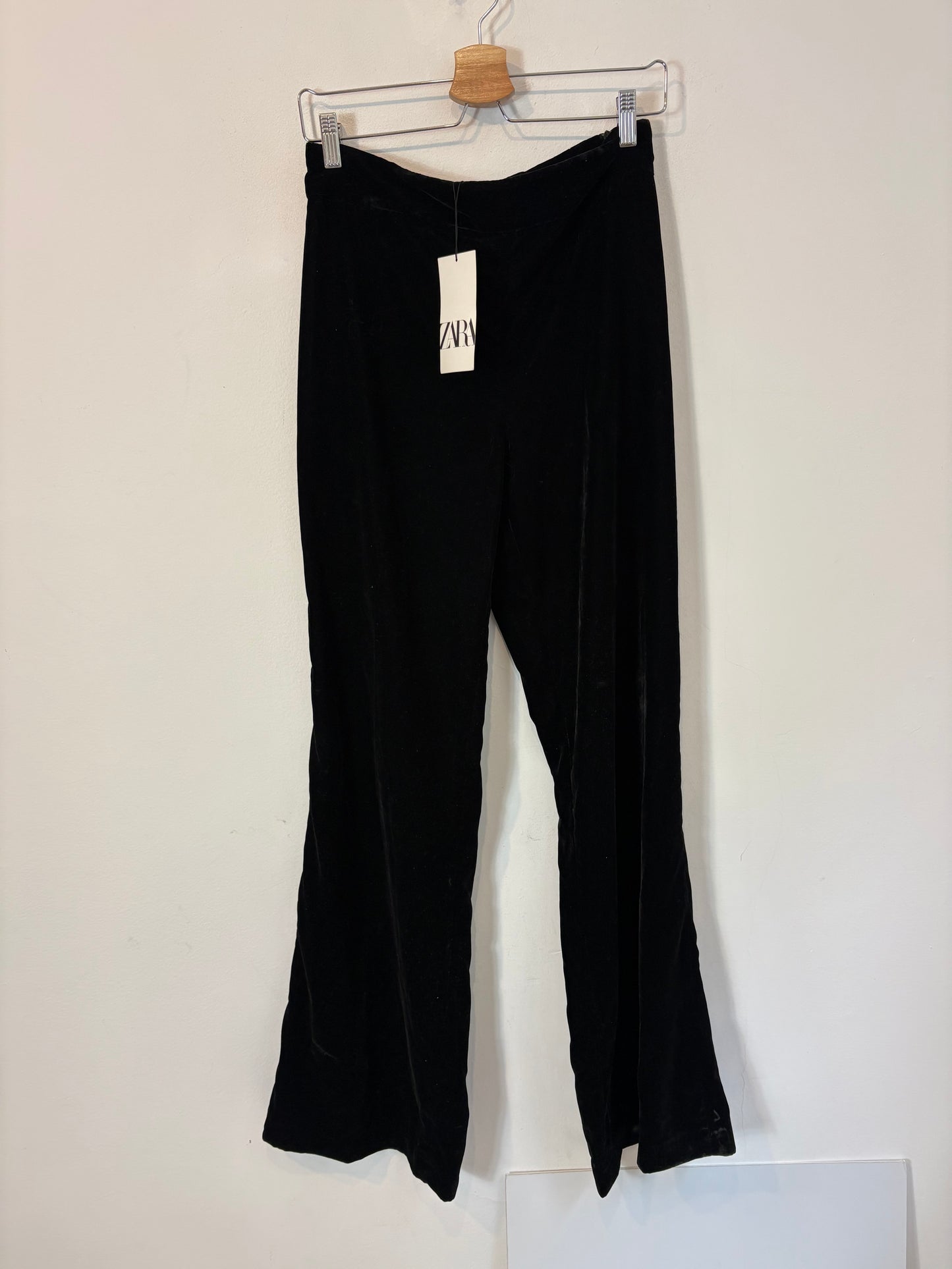 ZARA. Pantalón negro terciopelo