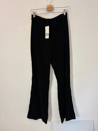 ZARA. Pantalón negro terciopelo