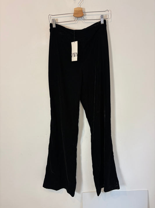 ZARA. Pantalón negro terciopelo