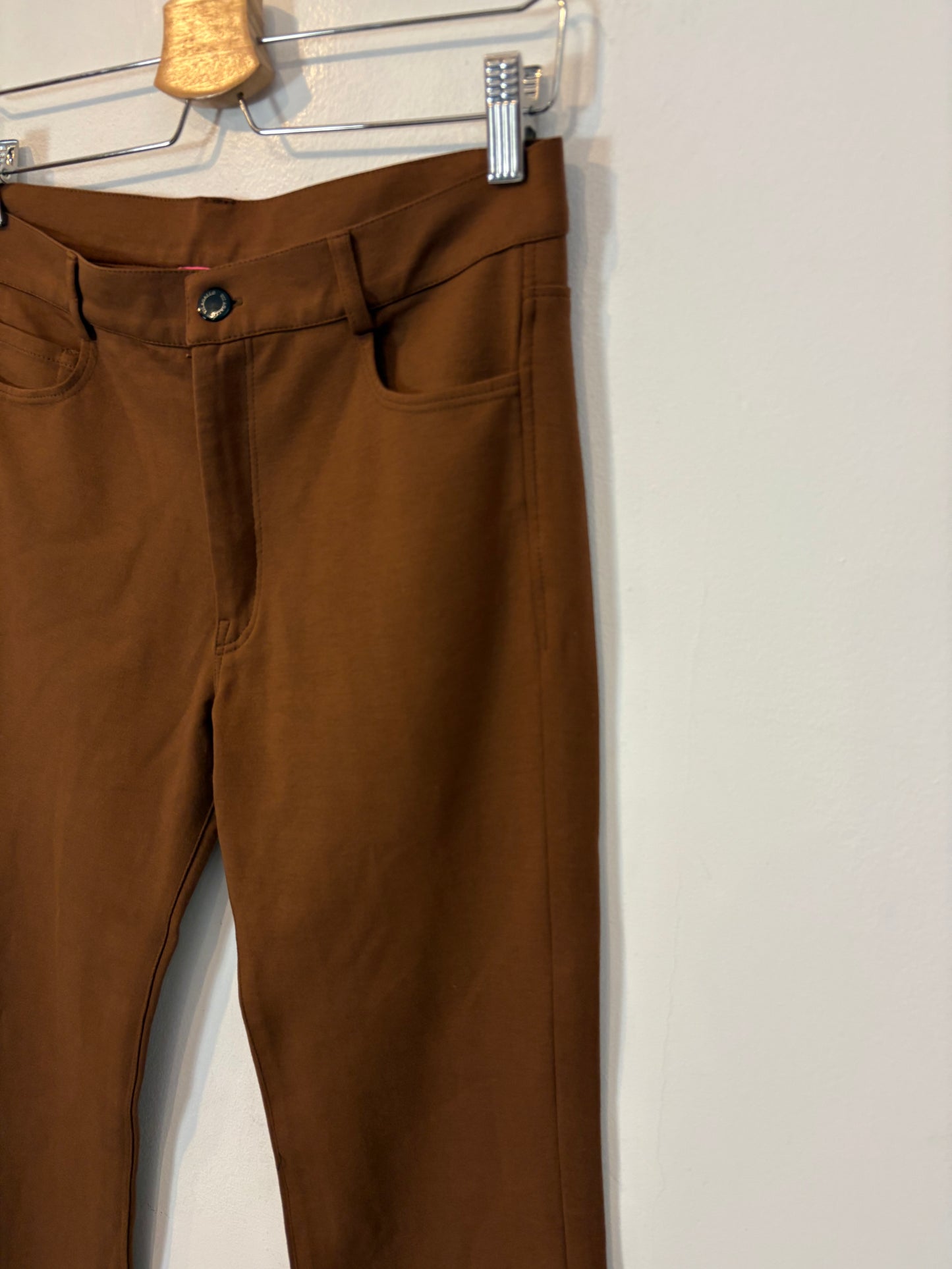 VILAGALLO. Pantalón ligeramente acampanado marrón