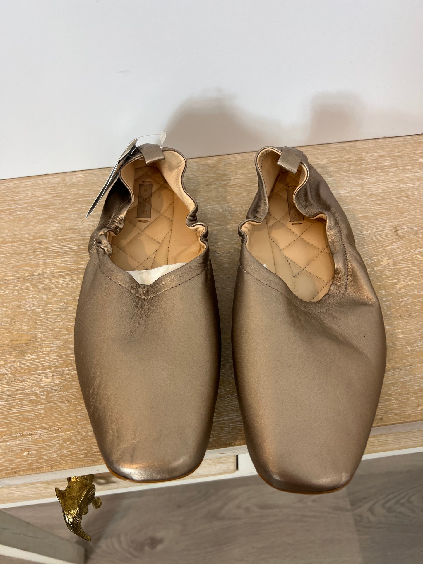 OYSHO. Zapatos plano dorado. T 39