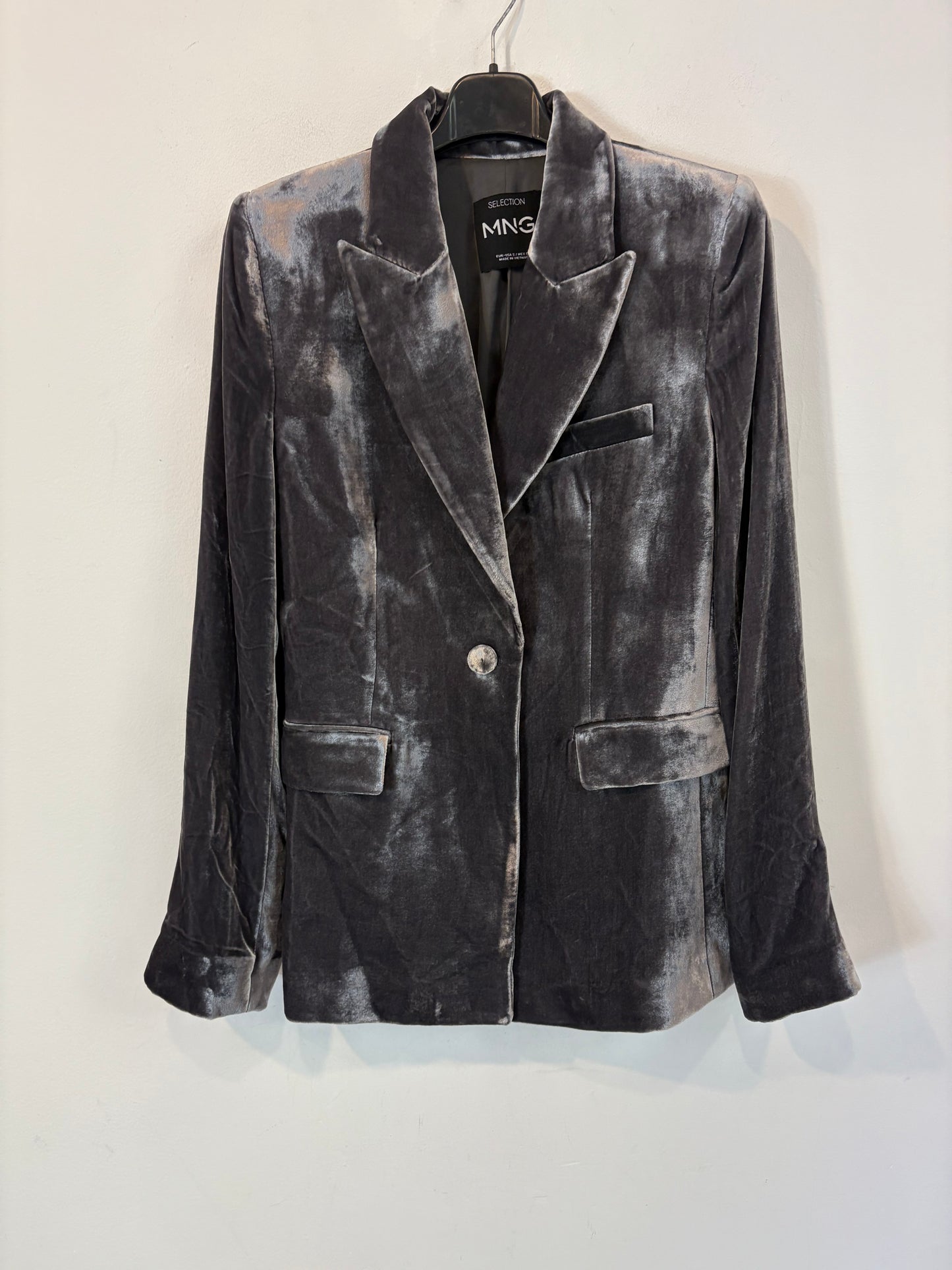 MANGO. Traje de chaqueta terciopelo gris