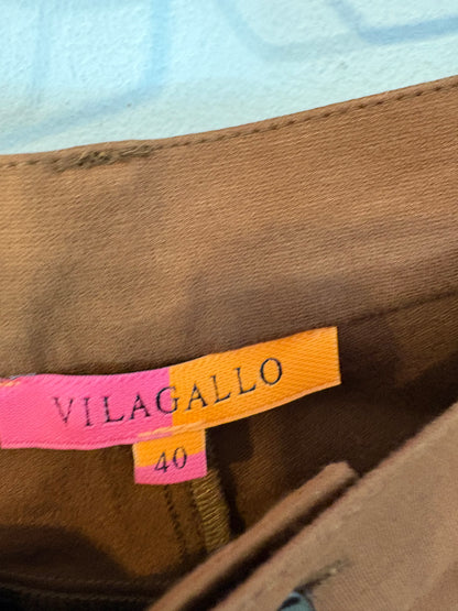 VILAGALLO. Pantalón ligeramente acampanado marrón