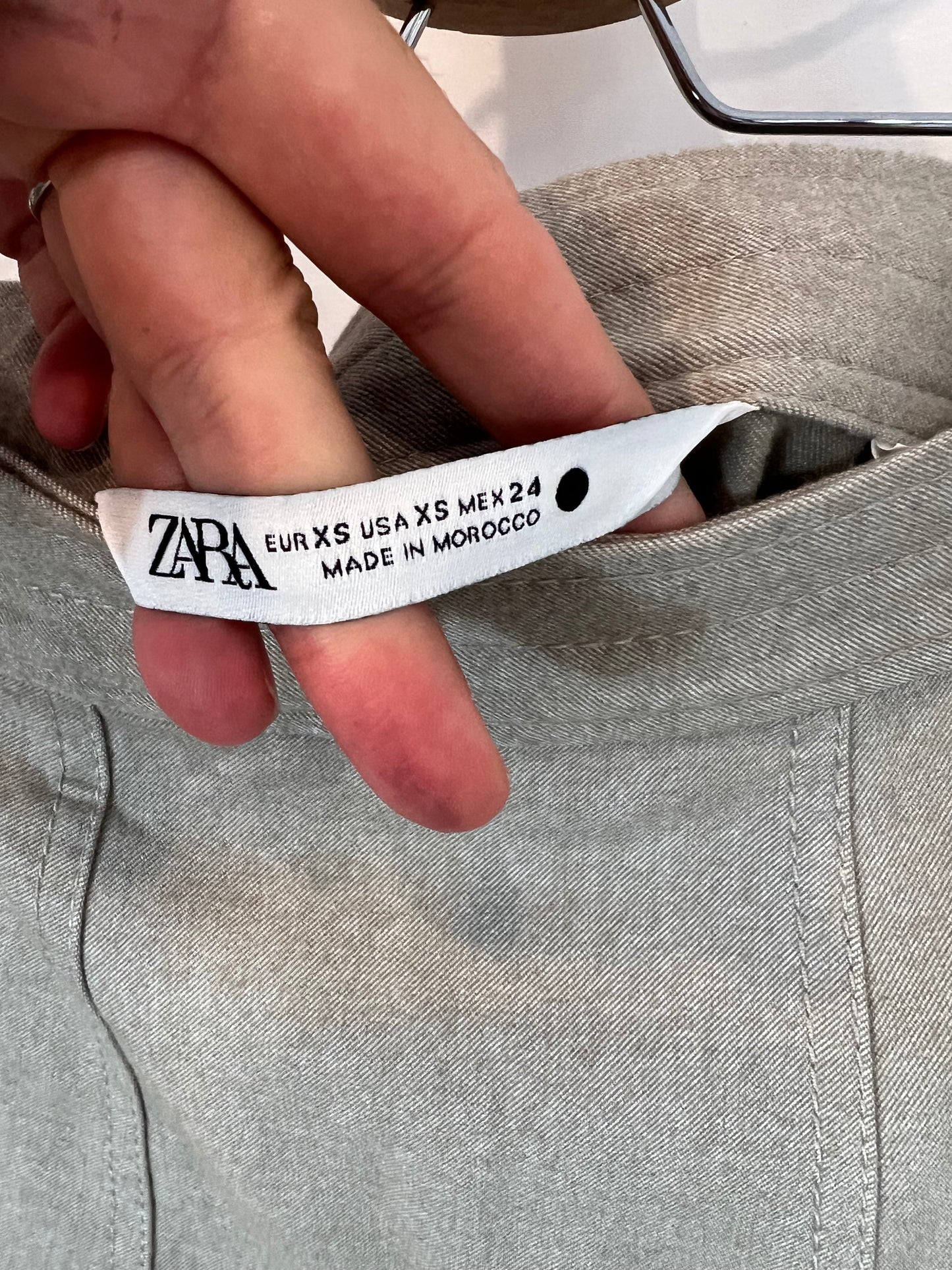 ZARA. Falda midi beige bolsillo T.xs