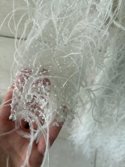 ALICIA RUEDA. Vestido plumas