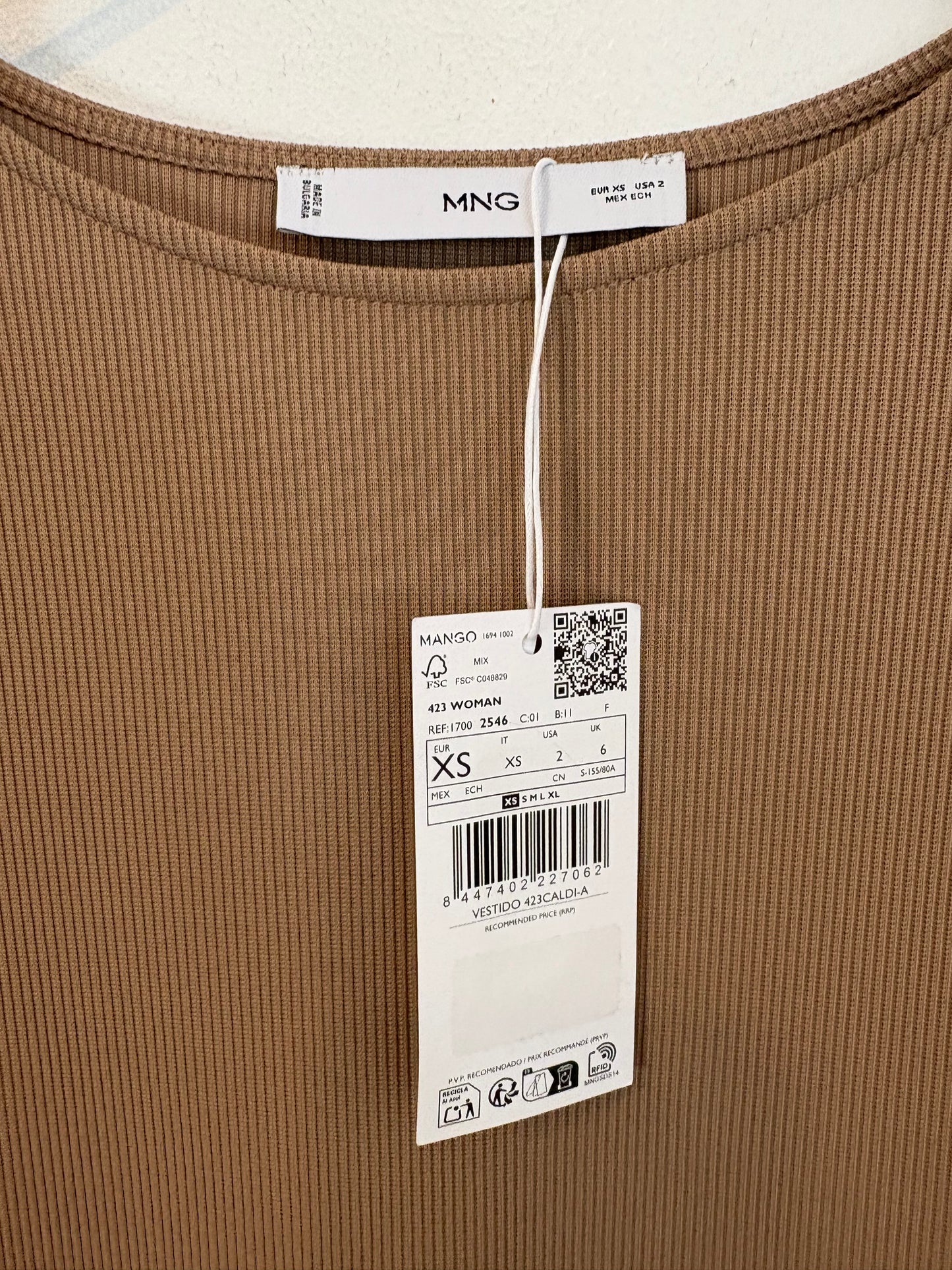 MANGO. Vestido midi plisado bicolor