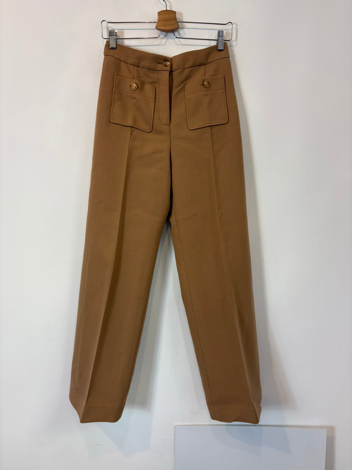 SÉZANE. Pantalón beige pinzas con bolsillos