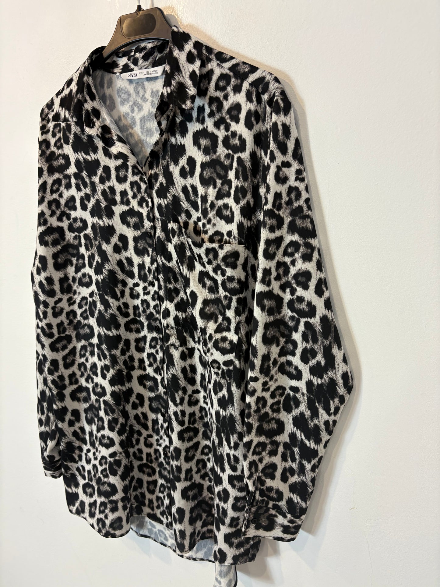 ZARA. Blusa fluida animal print