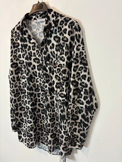 ZARA. Blusa fluida animal print