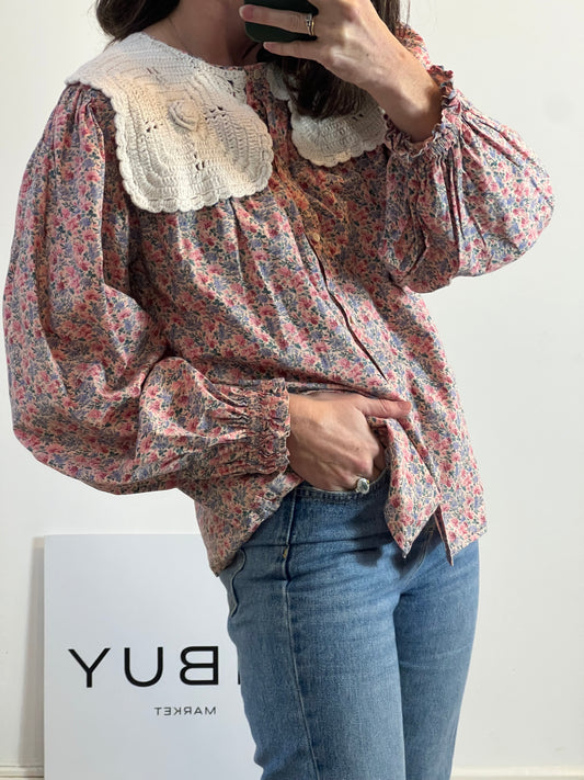 LOUISE MISHA. Blusa flores detalle cuello