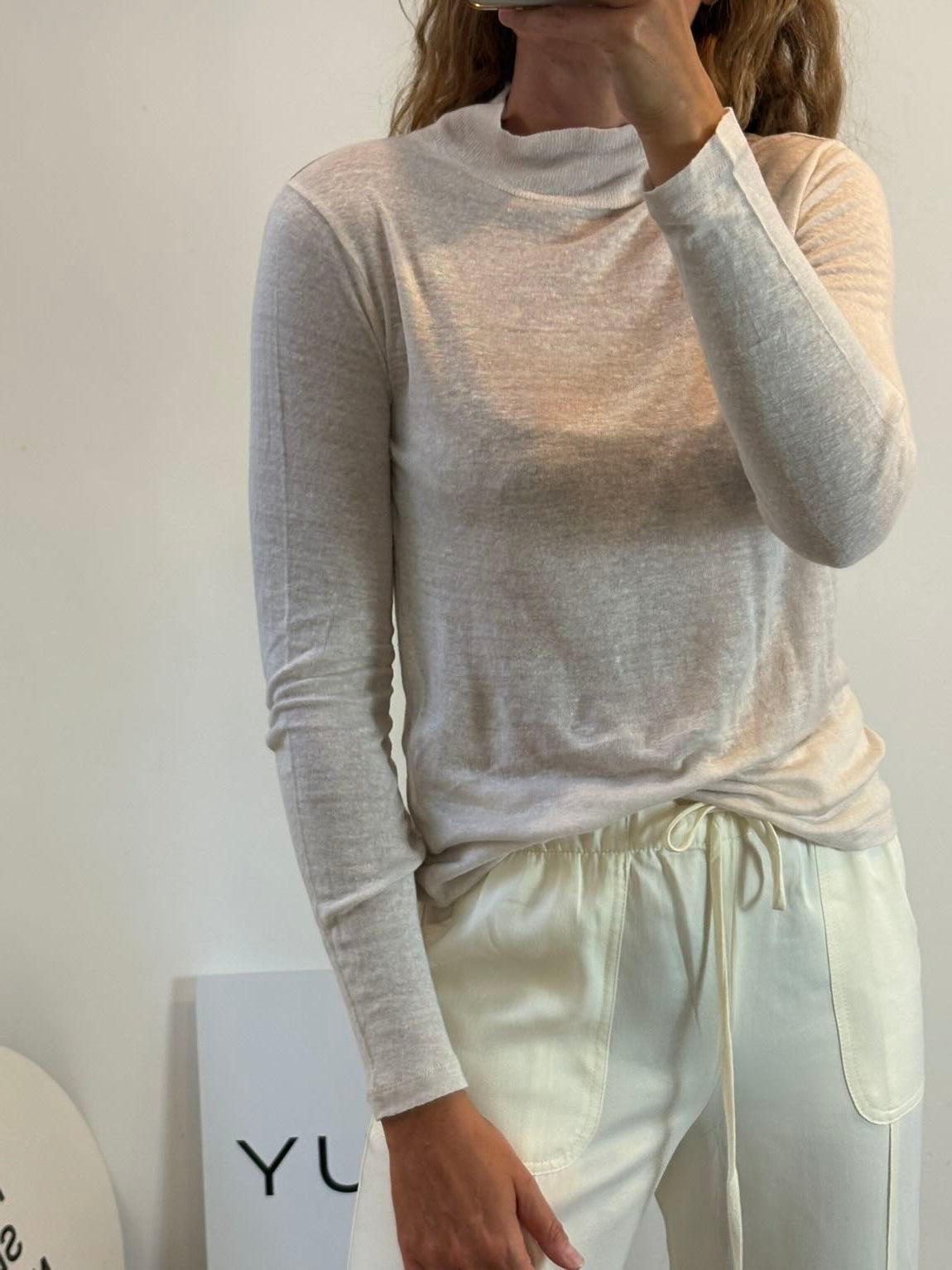 IRO. Top beige lino manga larga