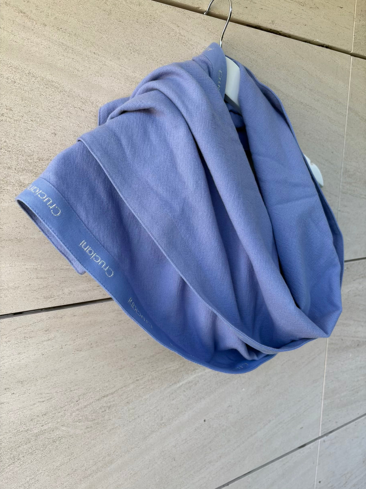 CRUCIANI. Bufanda 100% cashmere azul claro logo