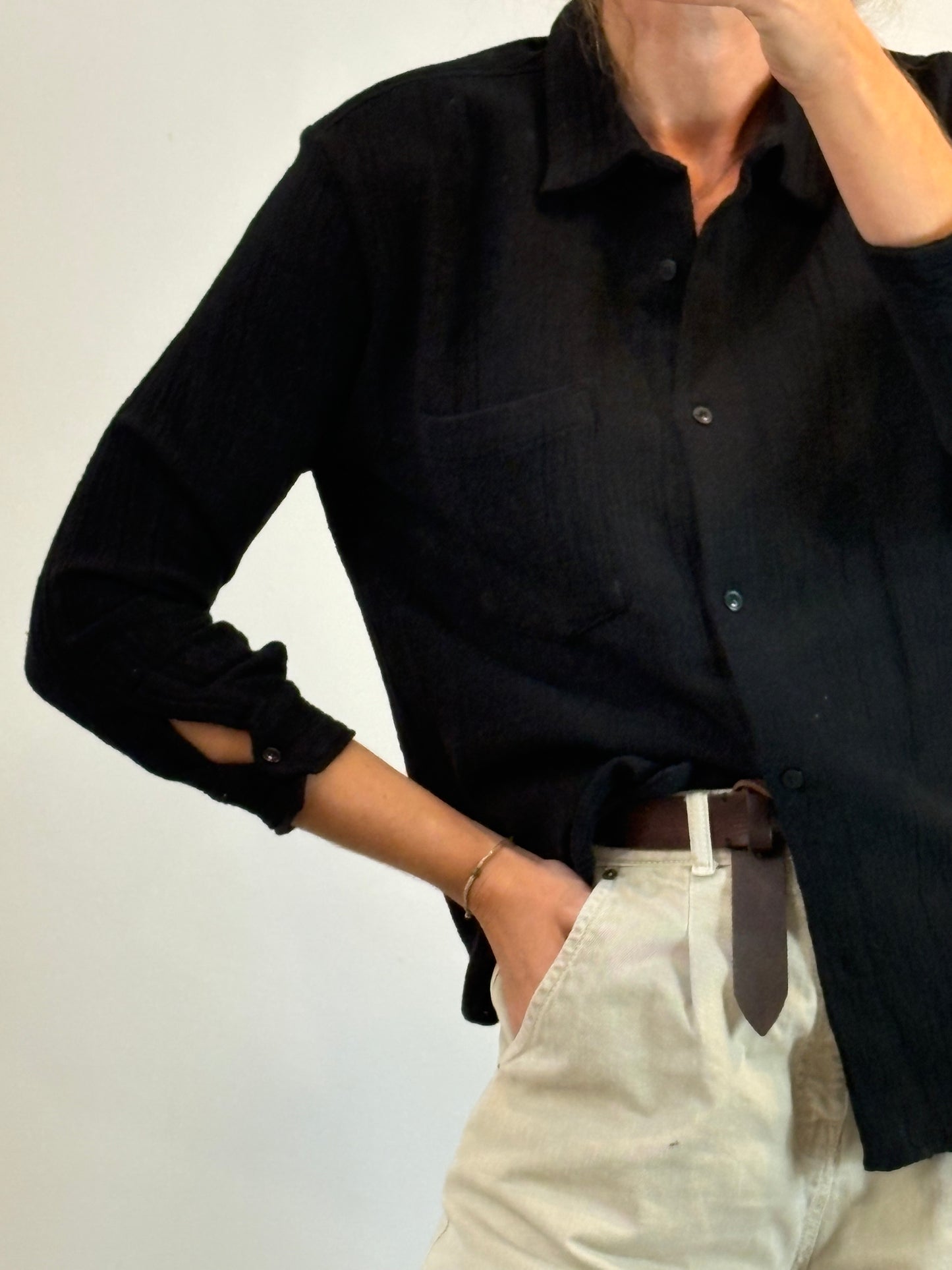 MASSCOB. Camisa negra textura